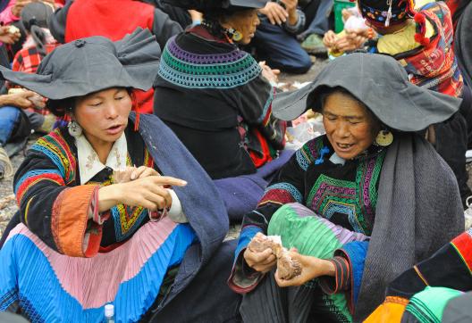 Randonnée vers des femmes yi des Da Liangsgan au sud du Sichuan