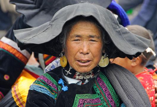 Trekking avec une femme yi de la région de Meigu au sud du Sichuan