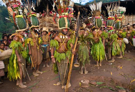 Voyage vers le grand sing-sing dans les montagnes de Simbai chez les papous kalam