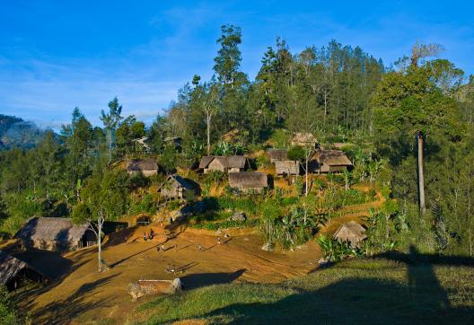 Randonnée vers un village de la région de Simbai dans les montagnes au nord des Highlands