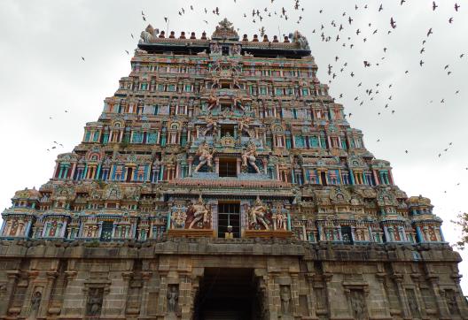 Voyage vers un gopuram d'un temple tamoul au Tamil Nadu