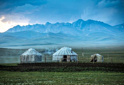 Rencontre nomade yourtes traditionnelles au lac Song Kul au Kirghizistan