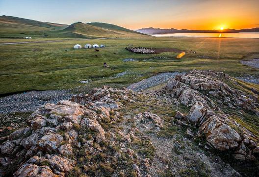 Trek et coucher de soleil avec les nomades au lac Son Kul Kirghizistan