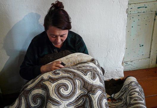 Artisanat local shyrdak tapis feutre Kirghizistan