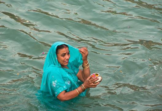 Trekking vers le bain rituel d'une femme dans le Gange à Haridwar