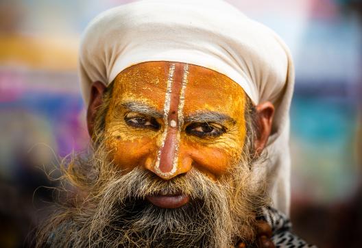 Trek avec un sadhu vaishnavite vers le bain rituel dans le Gange