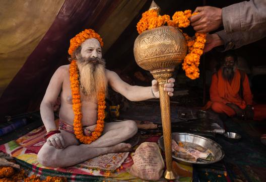 Randonnée vers un naga baba recouvert de cendres lors d'une fête à Allahabad