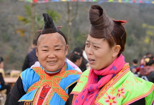 Trekking vers des femmes miao à chignon frontal au Guizhou occidental