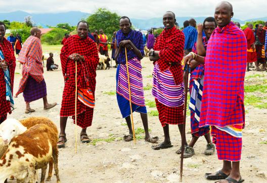 Trekking et peuple en habilles traditionnels au Kenya