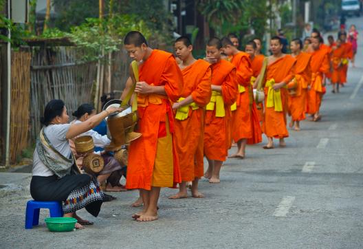 Randonnée vers des moines bouddhistes quêtant leur nourriture dans les rues de Luang Prabang