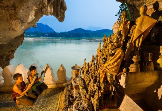 Navigation vers les grottes bouddhiques de Pak Ou en amont de Luang Prabang