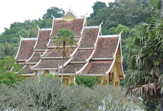 Trek vers une pagode à Luang Prabang dans l'enceinte du palais royal