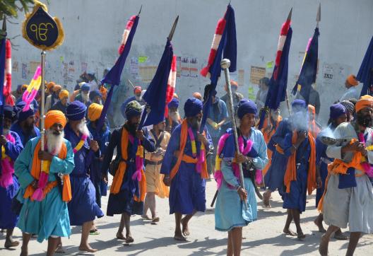 Rencontre avec des hommes sikh se rendant à la fête Hola Mohalla à Anandpur Sahib dans le Pendjab