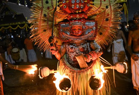 Découverte d'un rituel de theyyam dans la nuit au nord du Kerala