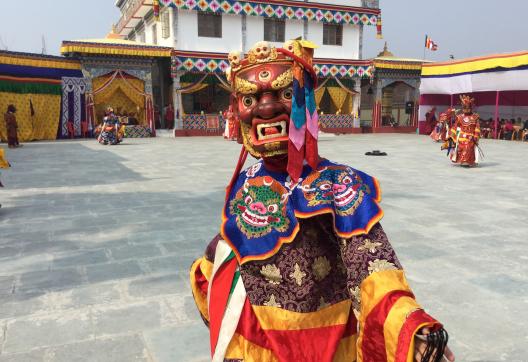 Rencontre avec un moine masqué bhoutanais lors d'une fête monastique à Bodhgaya