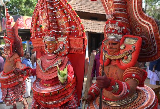 Rencontre de danseurs masqués lors d'un theyyam dans la région de Kannur