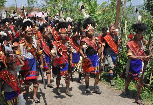 Randonnée vers des Naga Konyak au festival Aoeling au Nagaland