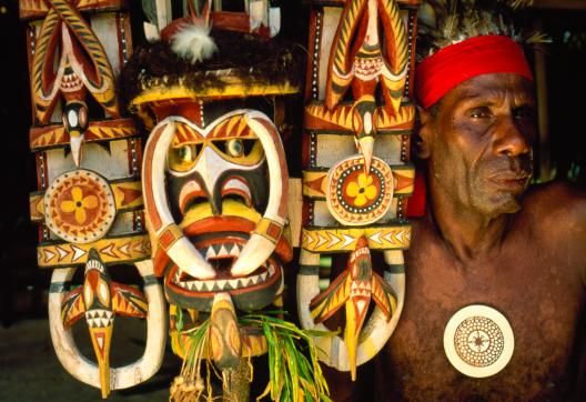 Rencontre avec un chef et son masque Malagan sur la côte orientale de l'île de Nouvelle-Irlande