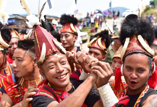 Rencontre des Naga participant au festival Aoeling dans la région de Mon