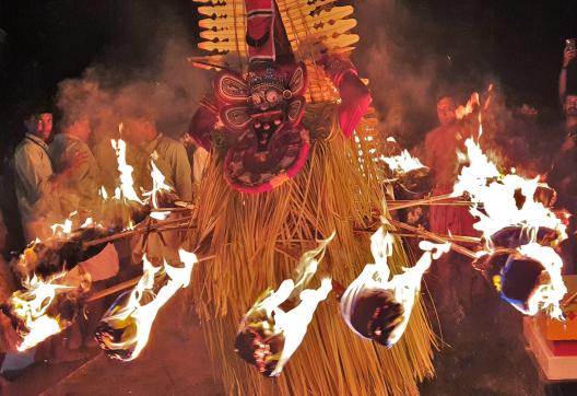 Randonnée vers un theyyam du feu au nord du Kerala