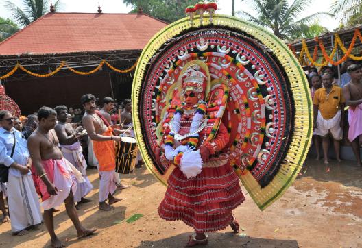 Immersion avec la divinité d'un Theyyam parmi les villageois au nord du Kerala