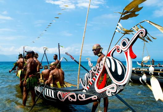 Voyage vers une course de pirogues de mer lors du Huhu festival dans la région d'Alotau