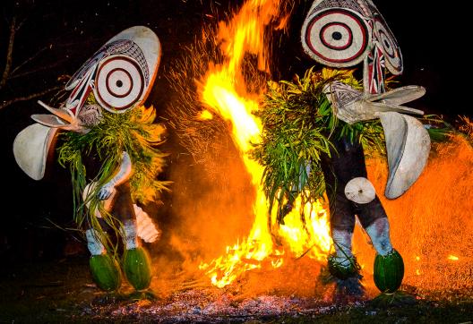Voyage vers la danse du feu des Baining sur l'île de Nouvelle-Bretagne