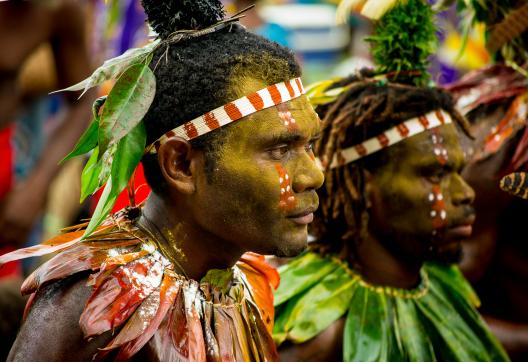 Immersion avec des papous participant au festival d'Alotau en bordure de la baie e Milne