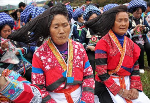 Rencontre de femmes miao à peigne incliné à la fête du roi de bambou dans le Guizhou