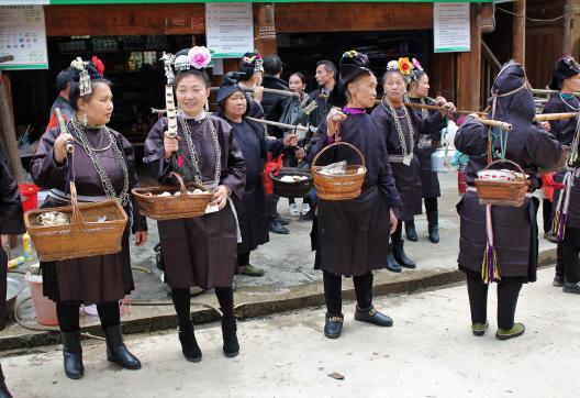 Trekking vers des femmes miao à la fête du Double Deux au Guizhou oriental