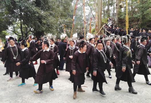 Randonnée avec des femmes partciipant à la fête du Double Deux au Guizhou oriental