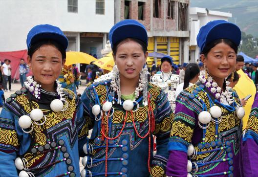 Randonnée vers des femmes du peuple yi dans les Da Liangshan