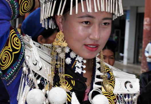 Immersion avec une femme yi au Festival des Torches dans les Grandes Montagnes Froides