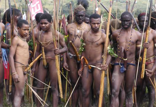 Rencontre de papous dani au Baliem festival dans la région de Wamena