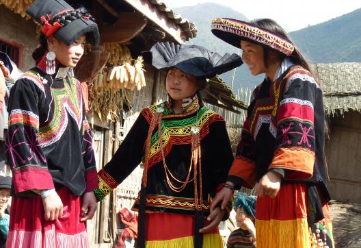 Voyage vers des femmes yi de la région de Meigu dans les Da Liangshan