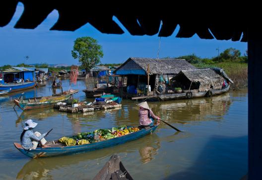 Navigation vers le village flottant de Chong Khneas sur le lac Tonlé Sap