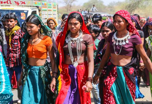 Randonnée avec des jeunes femmes se rendant à la foire annuelle au Gujarat