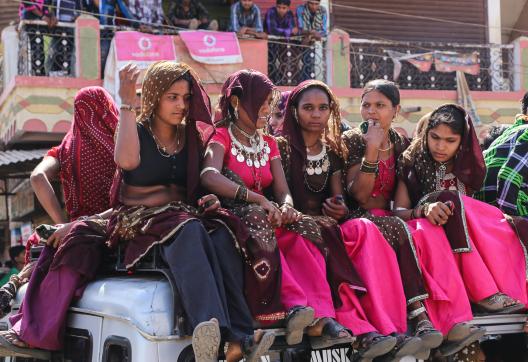 Rencontre de femmes sur le toit d'un bus vers un marché au Gujarat