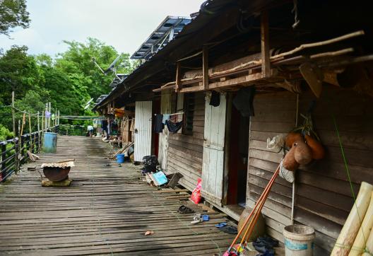 Randonnée vers une longue maison iban dans la région de Batang Ai