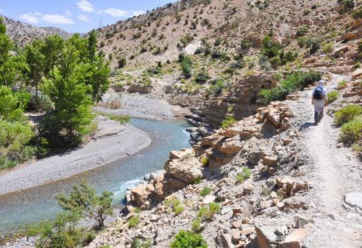 Trekking le long du cours d'un fleuve dans l'Atlas marocain