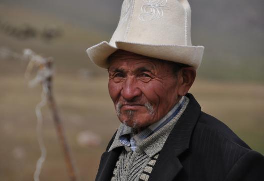 Kirghize avec le chapeau traditionnel Kalpak