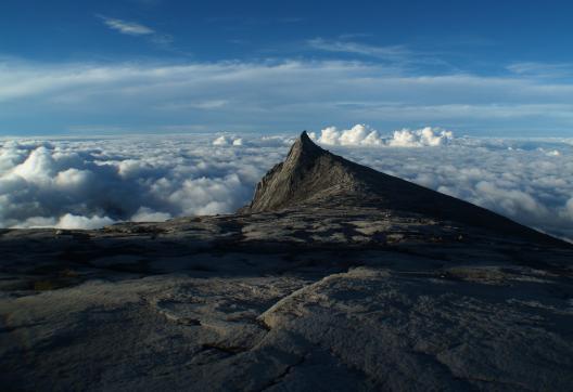 Trek vers le sommet du Mont Kinabalu au-dessus de la mer de nuages dans l'état de Sabah