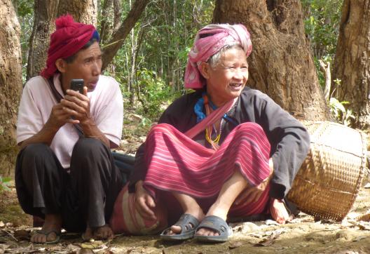 Randonnée vers un couple du peuple karen près du village de Tong Kor