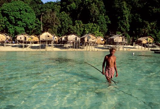 Rencontre d'un pêcheur du peuple moken en mer d'Andaman