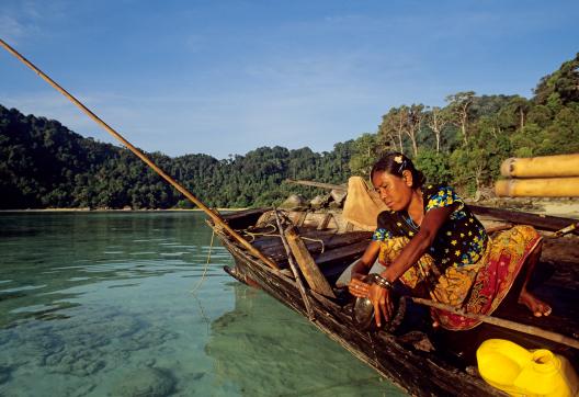 Voyage vers une femme moken sur son bateau-maison dans les îles Surin