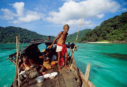Navigation vers une embarcation-maison de pêcheurs moken dans l'archipel de Mergui