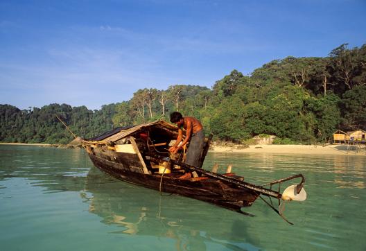 Rencontre d'un pêcheur moken sur son bateau dans l'archipel de Mergui