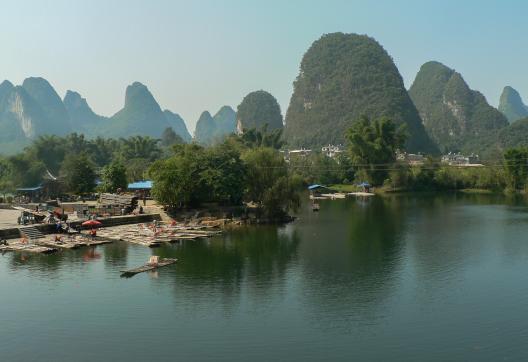 Voyage vers le paysage karstique de Yangshuo dans la province du Guangxi