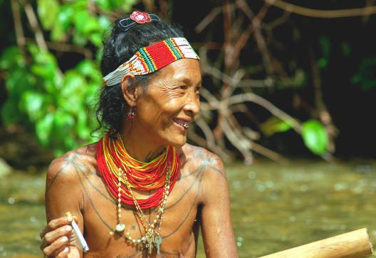 Trekking vers une femme mentawaï de Siberut près de sa uma