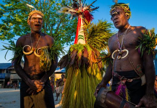 Voyage vers une cérémonie d'initiation sur l'île de Kapo au large de la Nouvelle-Bretagne
